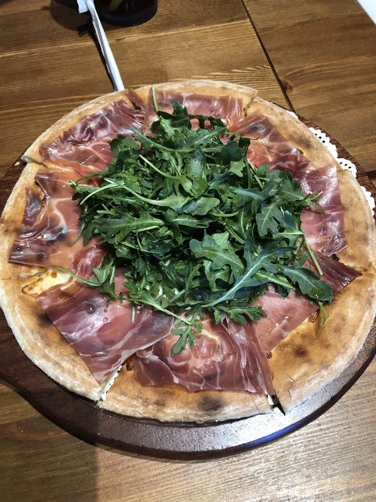prosciutto burrata arugula pizza d 15 意大利风干火腿 流心芝士 芝麻菜薄饼 晚